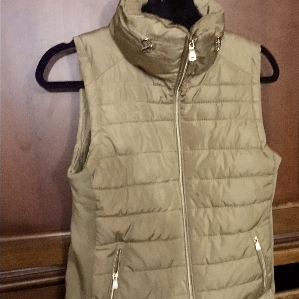 Puffer vest with faux fur collar
